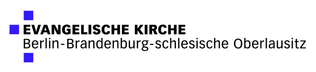 Das Logo der Evangelischen Kirche Berlin-Brandenburg-schlesische Oberlausitz. Links ist ein angedeutetes Kreuz hinter der Schrift in blauer Farbe.