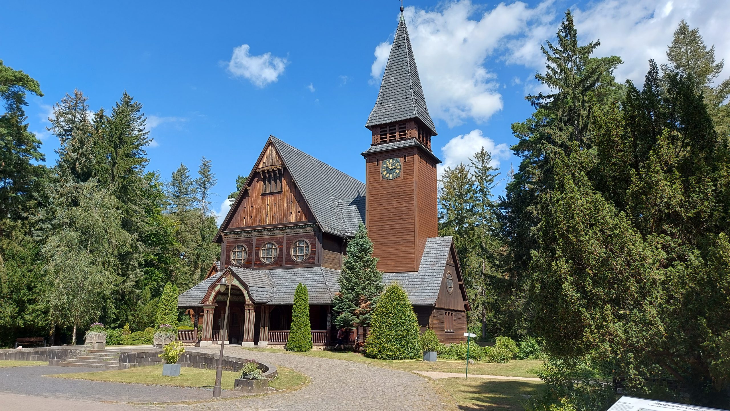 Norwegische Holzkirche im Jugendstil